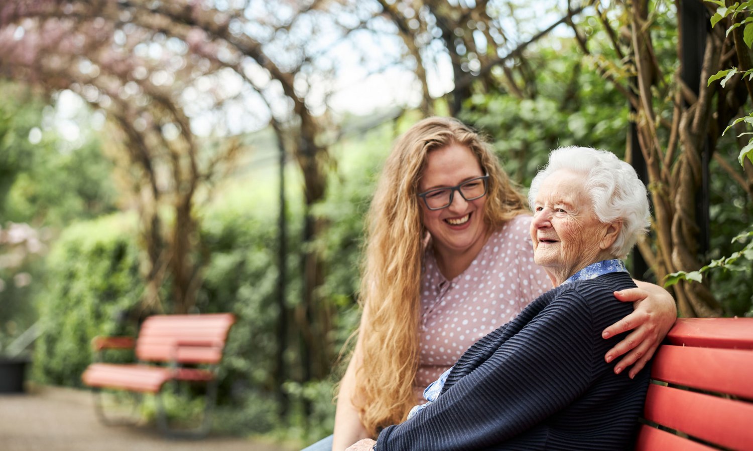 Frauen auf Bank im Zentrum Ergolz