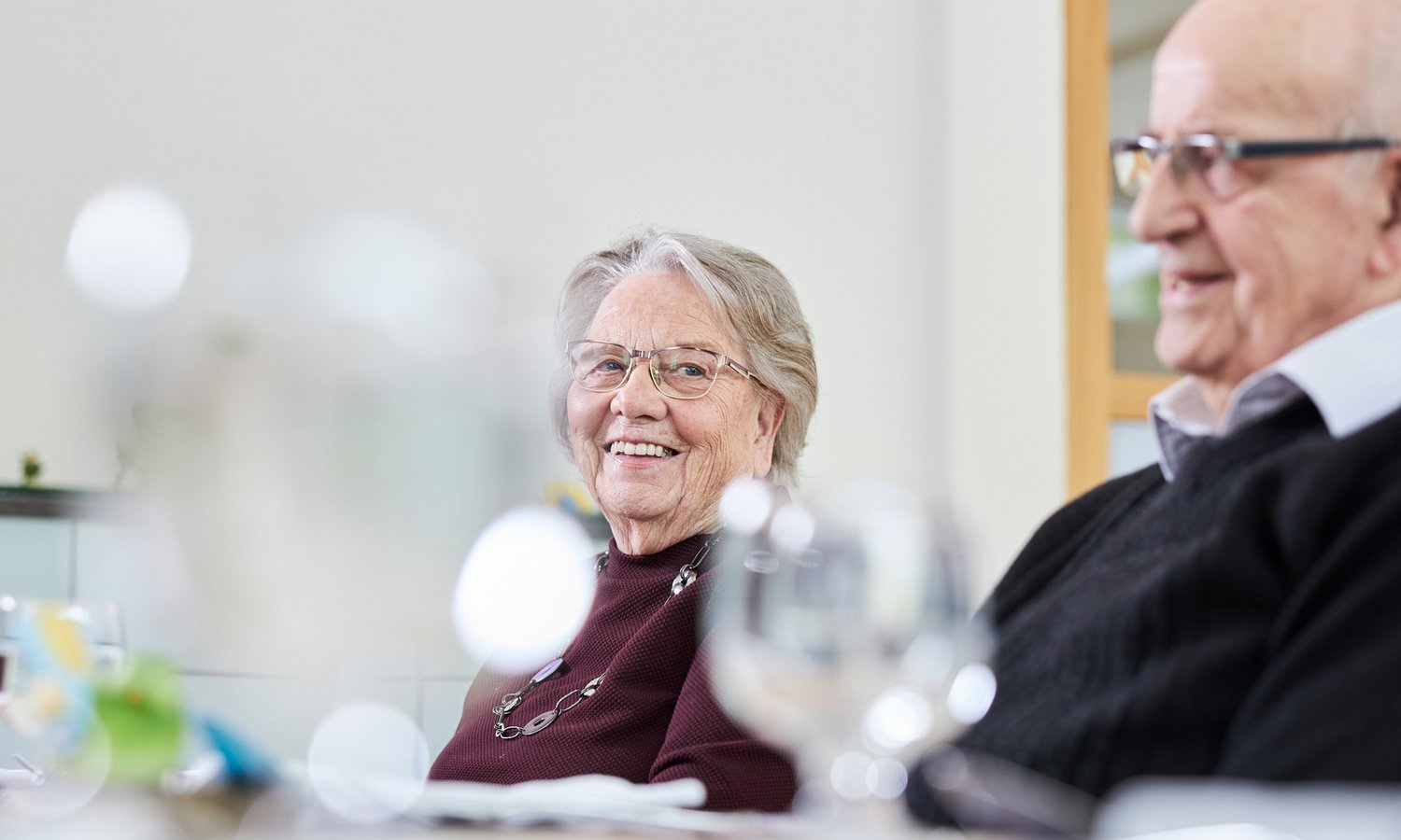 Frau und Mann im Restaurant im Zentrum Ergolz