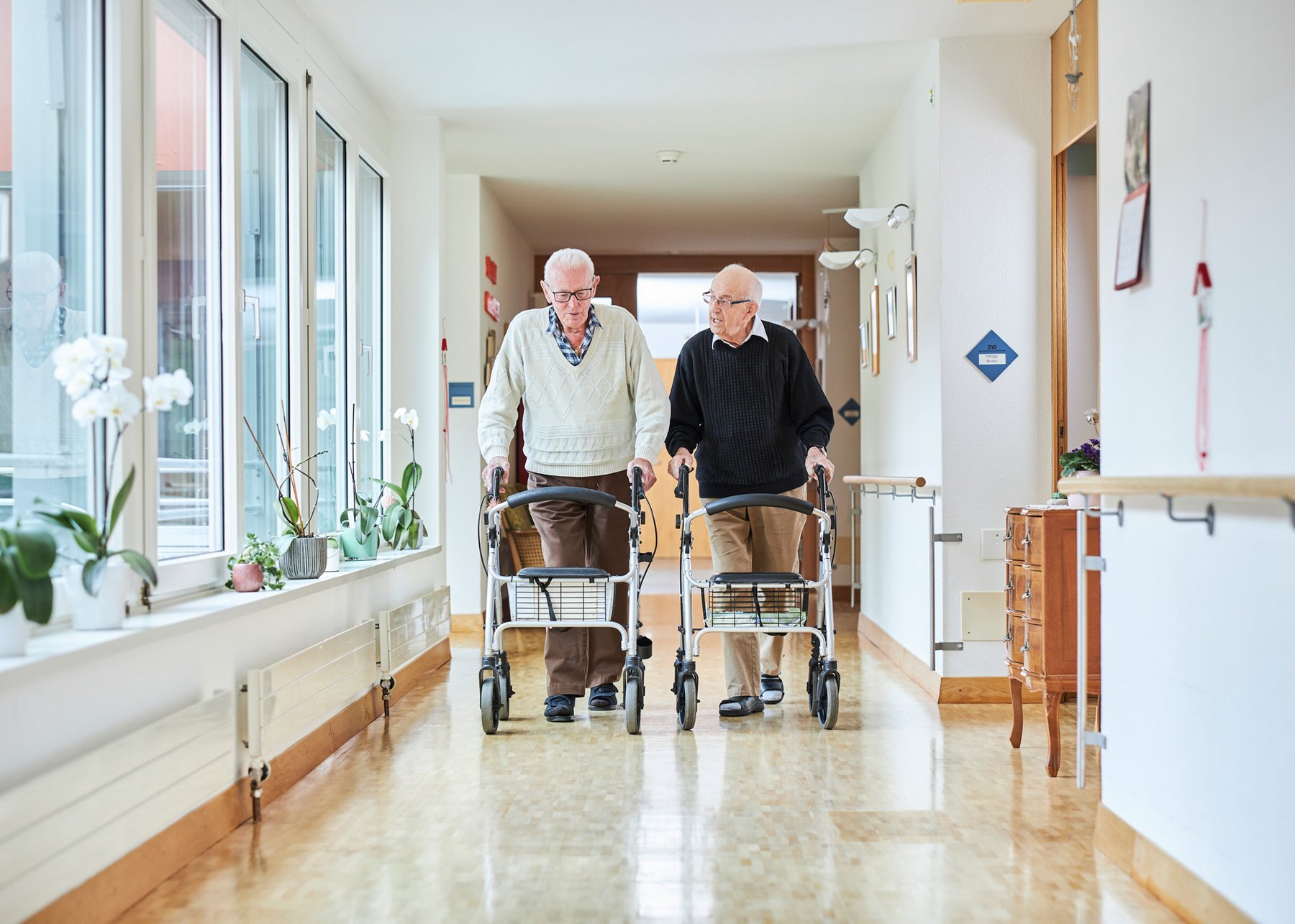 Zwei Männer mit Rollator im Zentrum Ergolz