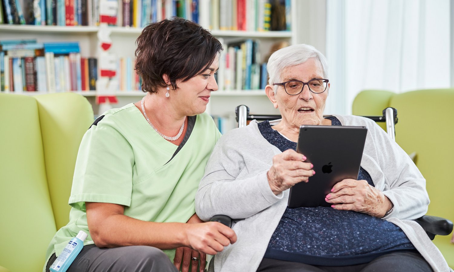 Frauen am iPad im Zentrum Ergolz