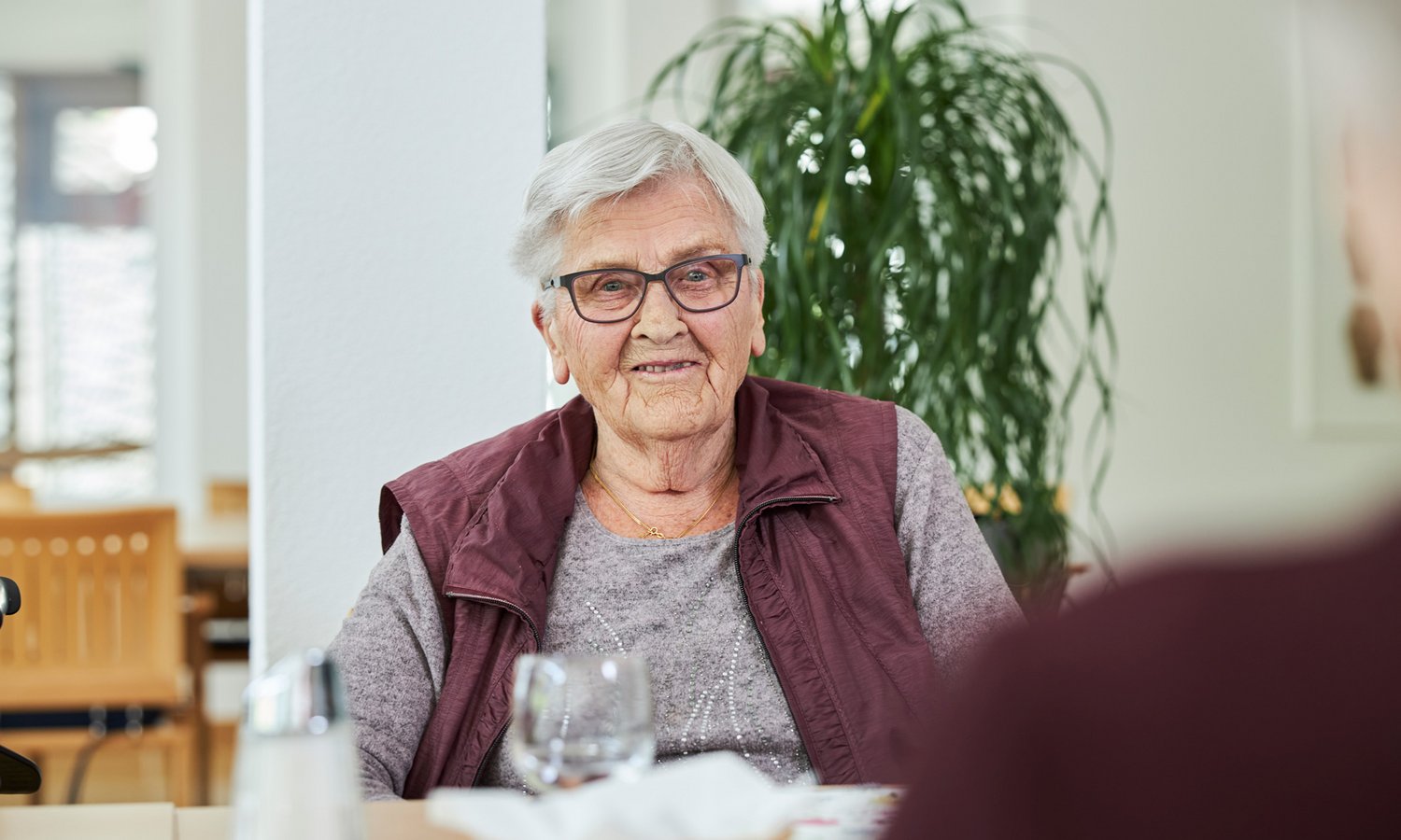 Frau am Tisch im Zentrum Ergolz