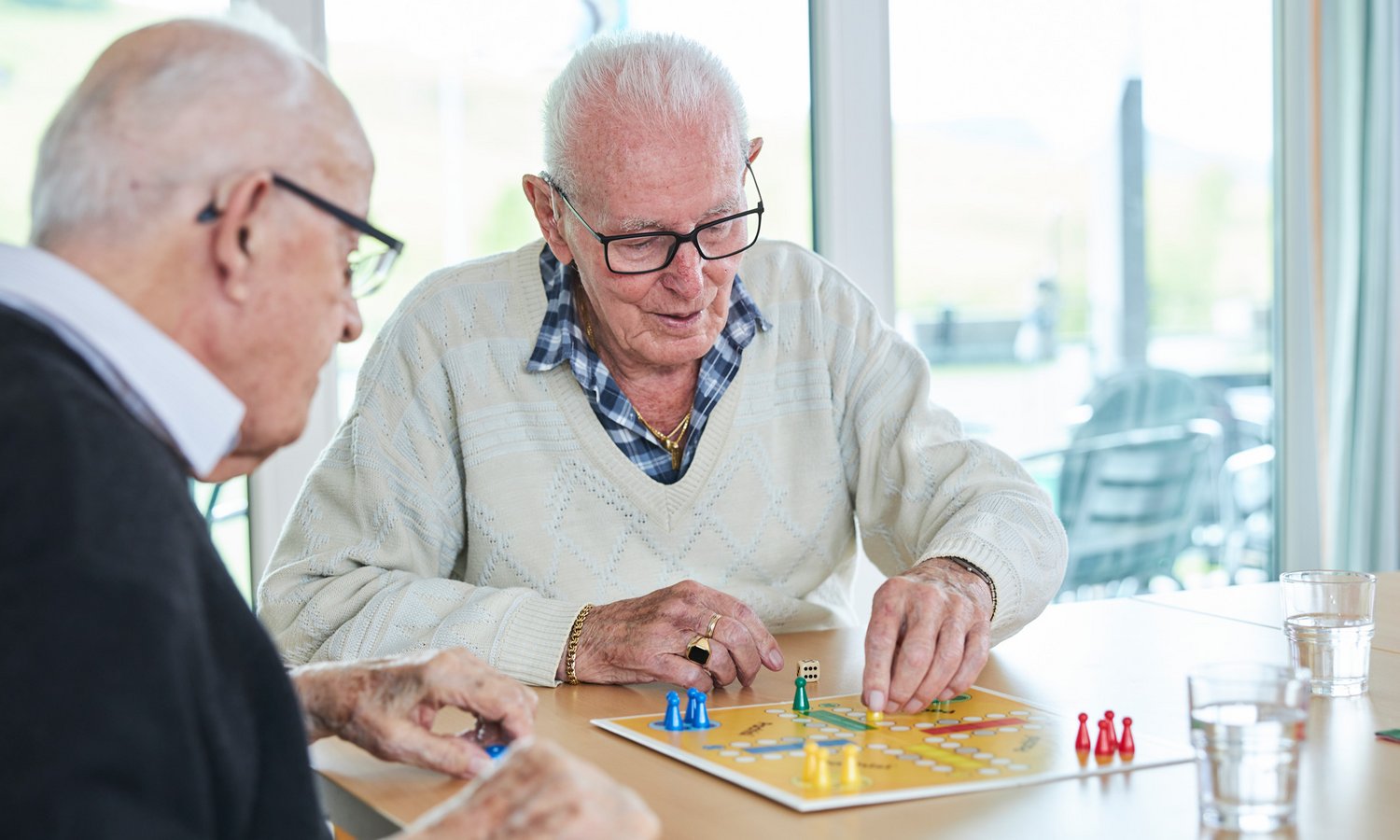 Männer spielen Brettspiel im Zentrum Ergolz
