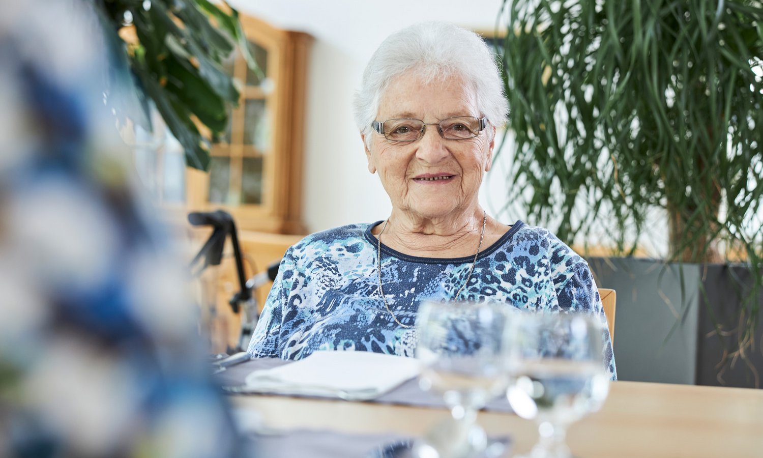 Frau lächelt am Tisch im Zentrum Ergolz