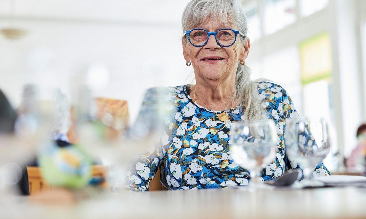 Frau lächelt im Restaurant Zentrum Ergolz