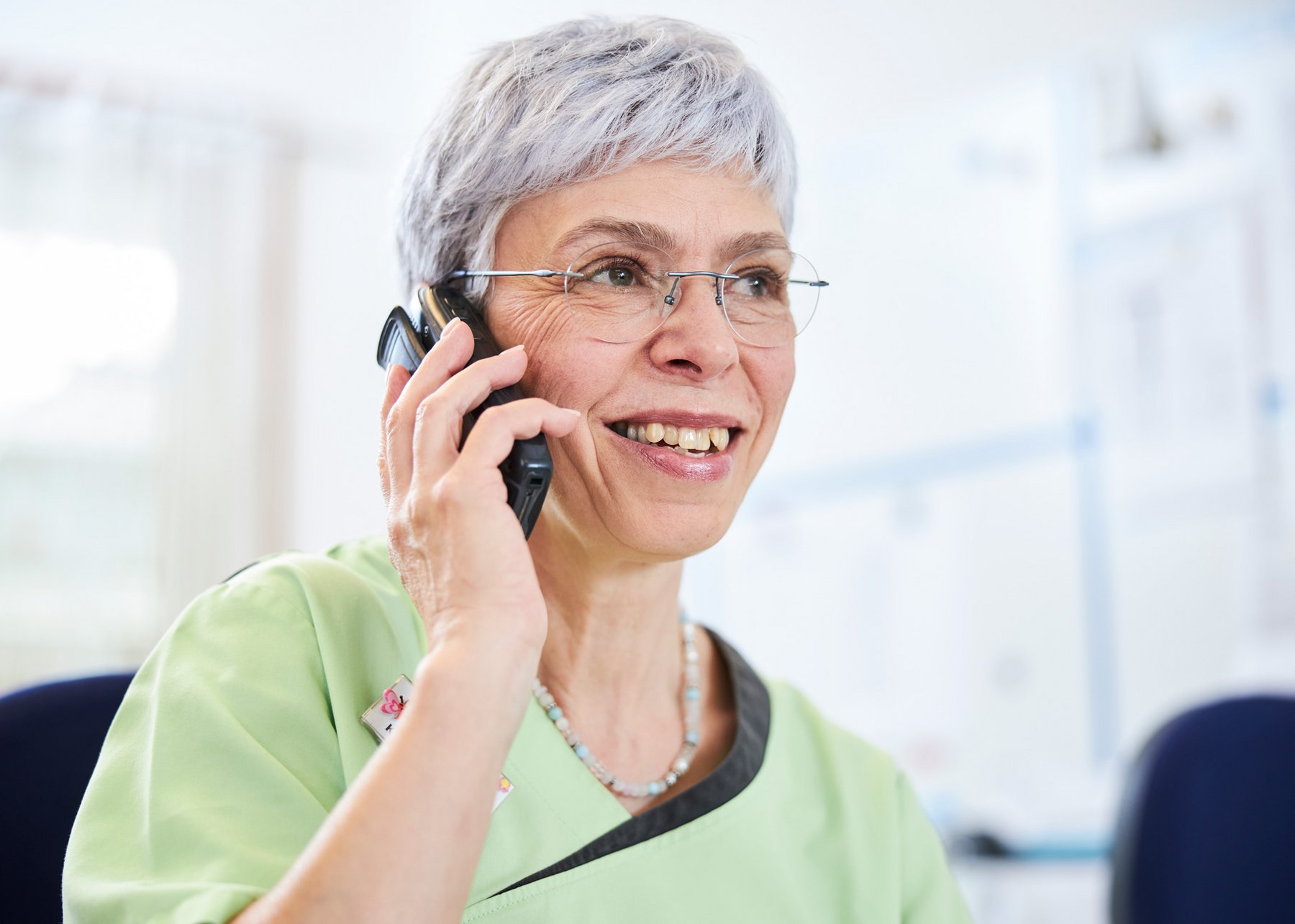 Mitarbeiterin am Telefon im Zentrum Ergolz
